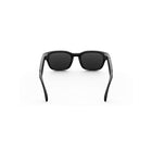 Meta - Lunettes Adventurer - Noir, verres Transitions gris-Capturez l'instant sans en perdre une miette. Appuyez simplement sur le bouton ou dites « Hey Meta » pour prendre une photo ou une vidéo de ce que vous voyez, avec des couleurs éclatantes et fidèles à la réalité, prêtes à être partagées sur Instagram, WhatsApp ou par SMS.