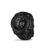 Garmin - Instinct 3 - 45 mm, solaire, édition tactique, noir avec bracelet noir-CHARGE SOLAIRE - Pour ceux qui recherchent une autonomie de batterie encore plus grande pour leurs aventures en plein air, la série Instinct 3 - Tactical Edition propose des options avec un écran monochrome, visible au soleil, transflectif à mémoire en pixels (MIP) avec une lentille de charge solaire qui prolonge la durée de vie de la batterie jusqu'à 40 jours (illimité avec l'énergie solaire) en mode montre intelligente sur le 
