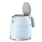 SMEG - Bouilloire électrique mini de 3 tasses au style rétro 50S - Bleu pastel-Compact et pratique, avec une capacité de 0,8 L, équivalent à 3 tasses, idéal pour tout espace.