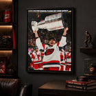Frameworth - Sebastian Aho Toile encadrée 20 po H x 29 po l Carolina Hurricanes Champions de la Coupe Stanley 2026 - Sous licence officielle LNH/AJLNH-Format fini 22.5x31.5 pouces pour salon, bureau, salle de sport ou espace de collection