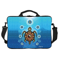 Oscardo - Sac pour ordinateur portable Medicine Turtle par James Jacko-Présente des œuvres d’art autochtones authentiques créées par des artistes des Premières Nations, inuits et métis de partout au Canada