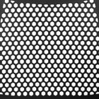 Chaise empilable noire HERCULES à dossier ventilé et à base traîneau enduite de poudre noire avec une capacité de 661 lb-Garantie à vie limitée sur le cadre