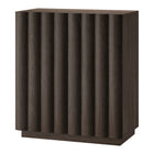 Hudson&Canal - Meuble d'appoint rectangulaire cannelé Molly - 28 po l - Chêne brun-La capacité de charge supérieure est de 20 kg, l'étagère du milieu peut supporter 11 kg et l'étagère inférieure 16 kg