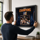 Frameworth - Cadre photoglass des New York Knicks trophée d’équipe des champions 2026 - 22 po l x 18 po H - noir-Dimensions finales de 22 po x 18 po : présentoir encadré horizontal idéal pour le salon, le bureau, la salle des partisans et la salle de sport
