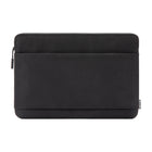 Incase - Go Sleeve pour 16 po Laptop - Noir-Dispose d'une poche frontale zippée pour les accessoires essentiels et d'un intérieur doux et protecteur.