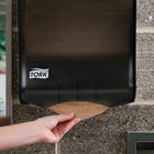 Tork - Essuie-mains multiplis universels - Naturel - 1 épaisseur - 250 feuilles/paquet - Paquet de 16-Distribution unitaire pour une consommation réduite et une hygiène accrue