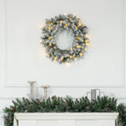 HOMCOM - Couronne de Noël illuminée de 24 po avec pommes de pin et baies-Pulvérisé de neige artificielle pour une ambiance hivernale 