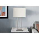 Monarch Specialties - Luminaire - 28 po H Lampe De Table - Port Usb Inclus - Métal Nickelé - Abat-Jour Ivoire / Crème - Moderne-Restez connecté et alimenté grâce au port USB intégré à la base métallique carrée robuste, qui vous permet de recharger facilement vos appareils tout en illuminant votre table d'appoint, votre table de nuit ou votre console