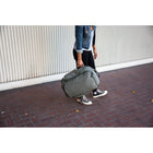 Peak Design - Sac à dos De Voyage - 45 L - Sauge-Accès arrière via une fermeture éclair ultra-durable #10. Imposantes poches latérales pour trépieds et bouteilles d'eau