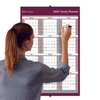 Brownline - 2025 Calendrier annuel horizontal/vertical annuel mural imprimé des deux côtés - 32 po x 48 po - Anglais-Plastifié pour permettre l'utilisation de crayon feutre effaçable (inclus)