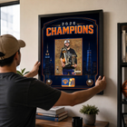 Frameworth - Cadre photoglass de Jalen Brunson des New York Knicks trophées du championnat 2026 - 18 po l x 22 po H - orange-Dimensions finales de 18 po x 22 po : présentoir encadré vertical idéal pour le salon, le bureau, la salle des partisans et la salle de sport