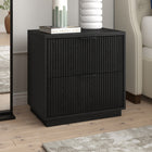 Hudson&Canal - Table de chevet Yarden 24 po - Grain noir-La base, le dessus et les tiroirs sont fabriqués en MDF robuste avec une finition grainée noire
