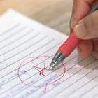 Staples - Stylo gel rétractable ProGel - pointe Moyenne - 0,7 mm - encre rouge - Paquet de 4-Corps transparent pour surveiller le niveau d’encre