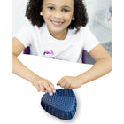 Bouncyband - Jouet de bureau SensiPod, bleu-SOULAGEMENT SILENCIEUX DU TDAH : Les parents et les collègues apprécieront qu'il garde les mains occupées et l'esprit concentré. Il a été cliniquement prouvé que les jouets anti-stress aident les enfants à rester concentrés et calmes