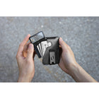 Fantom - Portefeuille M - extra mince - aluminium noir avec clip à billets noir-Fabriqué en aluminium de qualité aéronautique avec finition anodisée, le portefeuille Fantom M est doté d'aimants puissants et d'un dos caoutchouté pour une fixation sûre à tout appareil mobile équipé de MagSafe