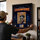 Frameworth - Cadre photoglass de OG Anunoby des New York Knicks trophée du championnat 2026 - 18 po l x 22 po H - orange-Dimensions finales de 18 po x 22 po : présentoir encadré vertical idéal pour le salon, le bureau, la salle des partisans et la salle de sport