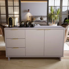 Manhattan Comfort - Buffet moderne Granville 140 cm - gris clair-Comprend 3 tiroirs à extension totale avec tiroir supérieur doté de lignes nervurées verticales texturées conçu en bois massif et 3 étagères dissimulées