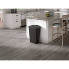 Rubbermaid - Poubelle 12,2 gallons à couvercle basculant - Noire-Son profil incurvé et sa finition noire mate s'harmonisent avec le décor de n'importe quelle pièce de votre maison