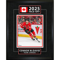 Frameworth - Connor McDavid serie classique 2025 Quatre Nations - impression encadree - 16" x 20"-Impression de hockey Equipe Canada sous licence officielle mettant en vedette Connor McDavid au tournoi des Quatre Nations 2025