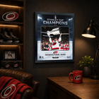 Frameworth - Cadre photoglass de Sebastian Aho 16x20 des Carolina Hurricanes champions Coupe Stanley 2026 - 18 po l x 22 po H-Encadré professionnellement au Canada : l’image est imprimée en ultra haute définition directement sur le verre et finie dans un cadre noir