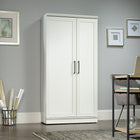Sauder - 422427 La Collection HomePlus Meuble de Rangement - Finition Soft White-La porte de rangement pivotant offre trois tablettes réglables et trois tablettes fixes. 