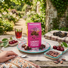 Montezuma’s Black Forest - Fudge au chocolat et à la cerise, 150 g, paquet de 2-Inspiré de l’association classique chocolat et cerise de la Forêt-Noire.