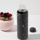 W&P - Bouteille à eau Porter - terrazo anthracite-Fabriquée en verre léger et durable, avec un manchon en silicone et un bouchon à visser