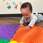 Kore Design - Tuiles tactiles sensorielles verrouillables - Couleurs assorties - 11,8 po x 11,8 po x 0,6 po - Lot de 6-Motifs artistiques : nos tapis sensoriels pour enfants présentent des éléments en relief inspirés de la nature, notamment des plantes, des coquillages, etc. Les motifs complexes, complétés par des couleurs vives, attirent l'attention des enfants. Les textures en relief offrent une stimulation sensorielle pour leurs mains et leurs pieds, contribuant au développement du cerveau et prévenant l