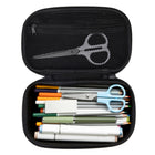 ZIPIT - Étui à crayons gamer pour garçons, trousse scolaire durable, noir-Solide et légère: Cette boîte de rangement noire combine un dessus en silicone sensoriel et une base moulée avec un intérieur doux anti‑égratignures pour protéger le contenu. Elle est légère et dotée d’une fermeture éclair sécurisée
