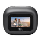 JBL - Live Buds 3 Écouteurs intra sans fil avec réduction de bruit - Noir-Bloquez complètement le monde extérieur ou personnalisez la quantité de bruit ambiant à laisser passer, grâce à quatre micros de détection du bruit qui s’adaptent automatiquement à votre environnement en temps réel. La compensation automatique de l’application JBL Headphones ajuste et optimise le niveau de Réduction de Bruit Adaptative en fonction de votre utilisation et de votre conduit auditif, garantissant ainsi une réduction de br