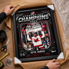 Frameworth - Cadre photoglass de Seth Jarvis 16x20 des Carolina Hurricanes champions Coupe Stanley 2026 - 18 po l x 22 po H-Qualité Frameworth : fabriqué au Canada par Frameworth Sports Marketing, fondée en 1992, produisant des souvenirs sportifs sous licence officielle