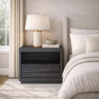 Manhattan Comfort - Table de nuit contemporaine Navis 26" à 1 tiroir - Gris charbon-Un grand tiroir spacieux et une étagère ouverte offrent un rangement pratique pour les essentiels de chevet