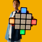 Rubik's - Rush un jeu électronique -Gameplay captivant : les carrés lumineux aux couleurs classiques de rubik's indiquent le tour de chaque joueur ainsi que les couleurs sur lesquelles appuyer. En mode multijoueur, la vitesse est essentielle, mais la précision est indispensable : 3 coups incorrects et c'est perdu