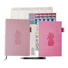Wamaco - Collection Passionate Planner Pineapple - Agenda rose, journal fuchsia, autocollants, bloc-notes, bloc-notes hebdomadaire, stylo-Polyvalent - Cette collection de planification complète comprend un agenda de 13 mois non daté qui vous permet de reprendre votre travail là où vous l'avez laissé et un journal pour vous assurer de ne pas oublier une pensée ou une note.
