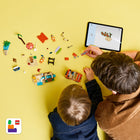 LEGO - Bluey : L’Escapade à la Plage de la Famille de Bluey, Ensemble de Construction pour Enfants d’Âge Préscolaire -Un jeu imaginatif avec Bluey à la plage - L’ensemble comprend un château de sable, une queue de sirène en sable, une chaise inclinable, un parasol, un palmier, un crabe, une crème glacée, des lunettes de soleil et de la crème solaire