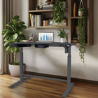 Motionwise - Bureau ergonomique électrique assis-debout à moteur unique série M1 Glass - Frêne-Espace de travail spacieux : Offrez-vous une surface élégante de 24 po x 48 po en verre trempé, offrant suffisamment de place pour deux moniteurs, des ordinateurs portables, des imprimantes et d'autres essentiels, que ce soit à la maison ou au bureau. Rangez Post-it, blocs-notes, et autres dans les deux tiroirs pivotants extractibles