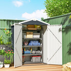 Outsunny - Abri de rangement extérieur 4,4 pi x 3 pi, avec porte verrouillable, avec portes larges verrouillables, gris foncé-Un toit en pente avec poutre supérieure assure un excellent drainage et une grande stabilité
