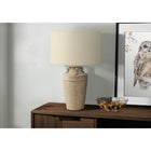 Monarch Specialties - Luminaire - 28 po H Lampe De Table - Céramique Beige - Abat-Jour Beige - Transitionnel-L'abat-jour complémentaire en tissu beige adoucit la lumière, améliorant l'ambiance générale tout en offrant des solutions d'éclairage pratiques pour tous les espaces de style transitionnel