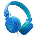 Planet Buddies - Écouteurs pour Enfants - Bleu (Baleine)-Qualité sonore supérieure: Des écouteurs pour enfants câblés avec des pilotes de 40 mm, garantissant à vos enfants la meilleure expérience sonore. L'alternative parfaite aux haut-parleurs d'ordinateur peut également être utilisée avec les tablettes, les téléphones et les ordinateurs portables pour enfants