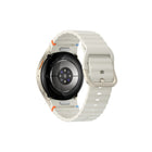 Samsung - Montre intelligente Bluetooth Galaxy Watch7 - 40 mm - Crème-GPS double fréquence. Votre guide dans la jungle urbaine. Trouvez facilement votre chemin grâce à notre GPS le plus précis sur la Galaxy Watch. Le GPS à double fréquence utilise deux bandes de signaux satellites (L1+L5), ce qui permet un suivi précis et cohérent.