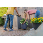 Suncast - Cache-poubelle - Peppercorn-Dimensions extérieures : 16,5 po L x 16,75 po P x 35,25 po H.