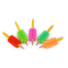 The Pencil Grip - TPG176 Prise de crayon à pointes - seau de 100-Cette prise extensible améliore l'écriture, offre plus de contrôle et réduit la fatigue des mains.