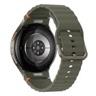 Samsung - Montre intelligente Bluetooth Galaxy Watch7 - 44 mm - Vert forêt-GPS double fréquence. Votre guide dans la jungle urbaine. Trouvez facilement votre chemin grâce à notre GPS le plus précis sur la Galaxy Watch. Le GPS à double fréquence utilise deux bandes de signaux satellites (L1+L5), ce qui permet un suivi précis et cohérent.