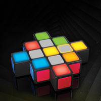 Rubik's - Rush un jeu électronique -Jeu de séquences lumineuses : foncez pour terminer une séquence de lignes comportant 3 carrés, d'abord verticales ou horizontales, puis diagonales, pour une difficulté accrue à mesure de l'avancée de la partie, en appuyant sur le bon carré