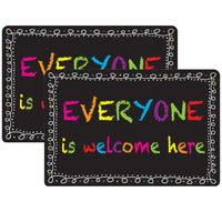 Ashley Productions - Smart Poly Tapis de bienvenue avec dos antidérapant - 15 -5" x 23 -5" - Boucles de craie Bienvenue à tous - Lot de 2-Nos tapis de qualité supérieure sont conçus pour résister aux rigueurs de l'utilisation quotidienne en classe, ce qui les rend parfaits pour les zones à fort passage.