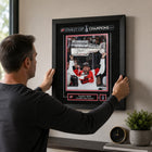 Frameworth - Taylor Hall 16 po H x 20 po l Cadre signature réplique Carolina Hurricanes Champions de la Coupe Stanley 2026 - Sous licence officielle LNH/AJLNH-Facade protectrice claire pour la presentation imprimee