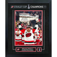 Frameworth - Nikolaj Ehlers 16 po H x 20 po l Cadre signature réplique Carolina Hurricanes Champions de la Coupe Stanley 2026 - Sous licence officielle LNH/AJLNH-Produit mural NHL and NHLPA sous licence officielle pour les amateurs des Carolina Hurricanes