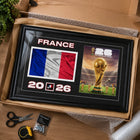Frameworth - Coupe du Monde FIFA 2026 Officielle France Cadre Drapeau et Trophée - 15 po x 24 po-Fabriqué au Canada par Frameworth Sports Marketing, fondée en 1992, produisant des souvenirs sportifs sous licence officielle.