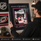Frameworth - Seth Jarvis 16 po H x 20 po l Cadre signature réplique Carolina Hurricanes Champions de la Coupe Stanley 2026 - Sous licence officielle LNH/AJLNH-Fabrique au Canada par Frameworth depuis 1992