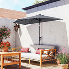 Outsunny - Parasol de patio demi-lune avec lumières LED solaires et manivelle - 9 pi - gris foncé-Une toile en polyester de 180g offre une protection UV30+ et est également déperlante